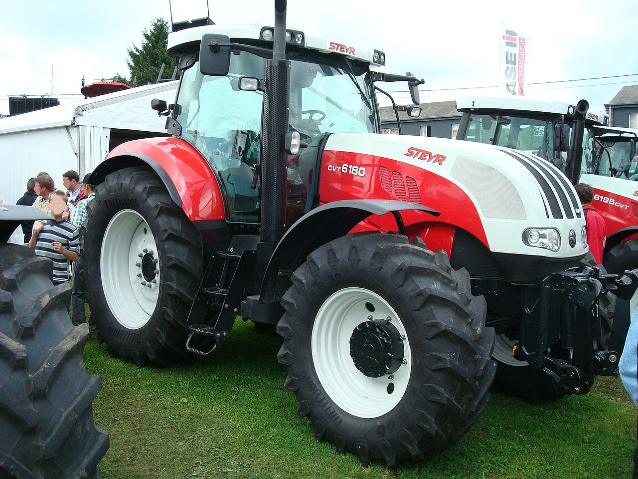 Yüksek kaliteli ayarlama fil Steyr Tractor 6100 series 6135  140hp